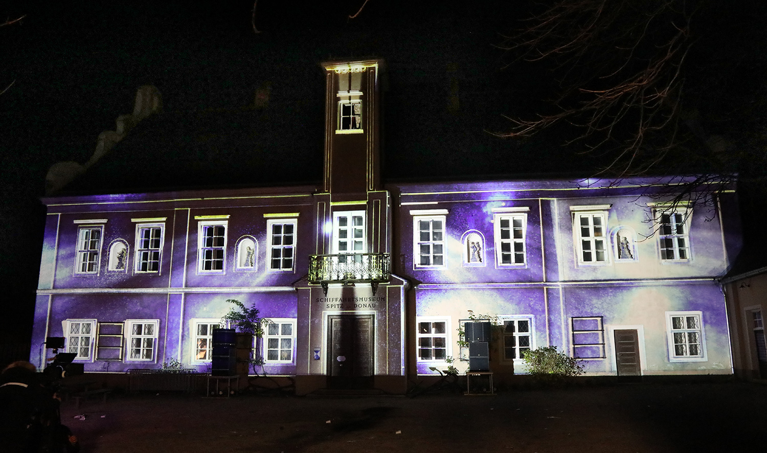 Farbige Architekturkonturen als Mapping auf das Rathaus – Wachauer Advent, Videomapping in Spitz, Wachau, Österreich
