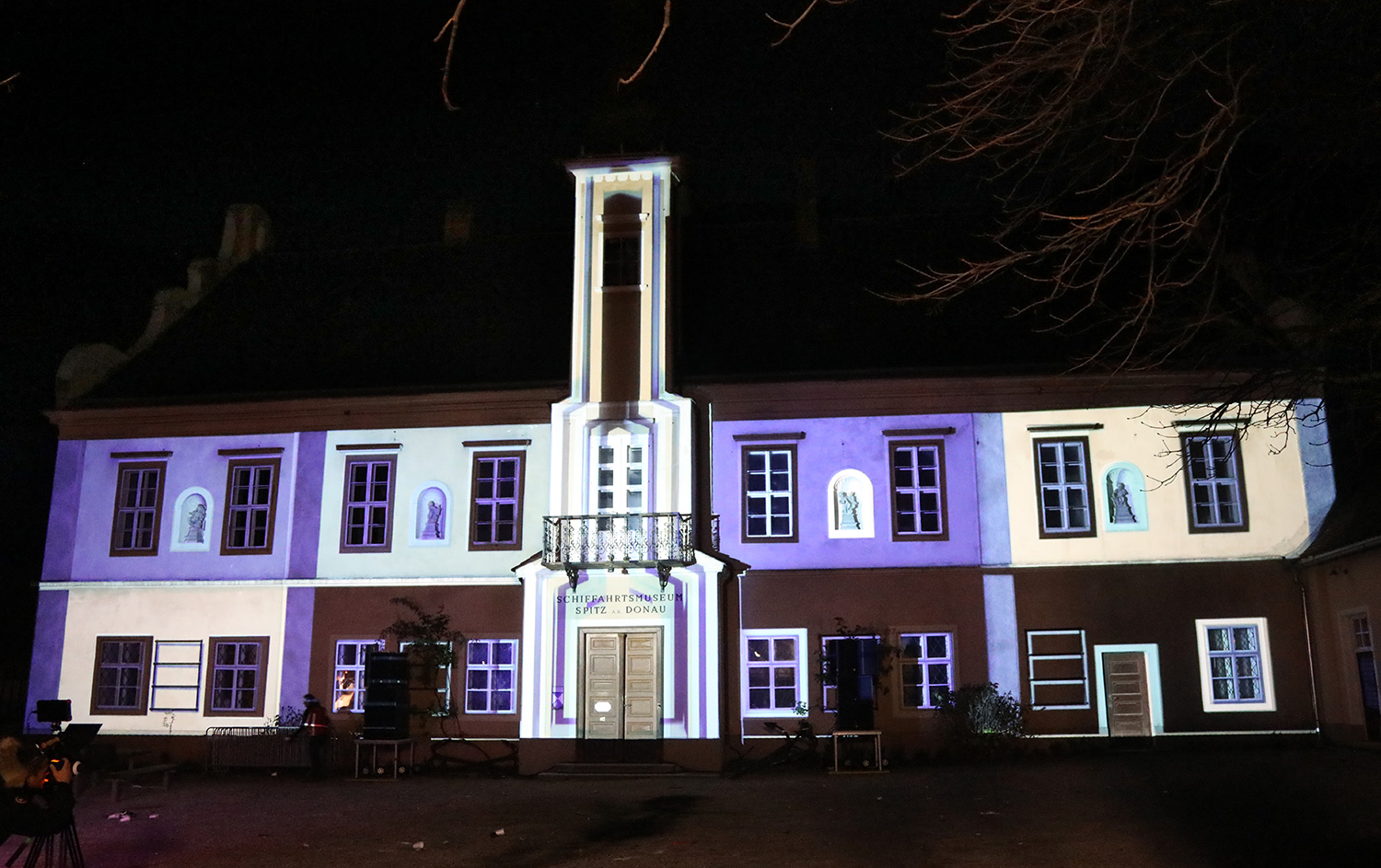 Farbige Architekturkonturen als Mapping auf das Rathaus – Wachauer Advent, Videomapping in Spitz, Wachau, Österreich