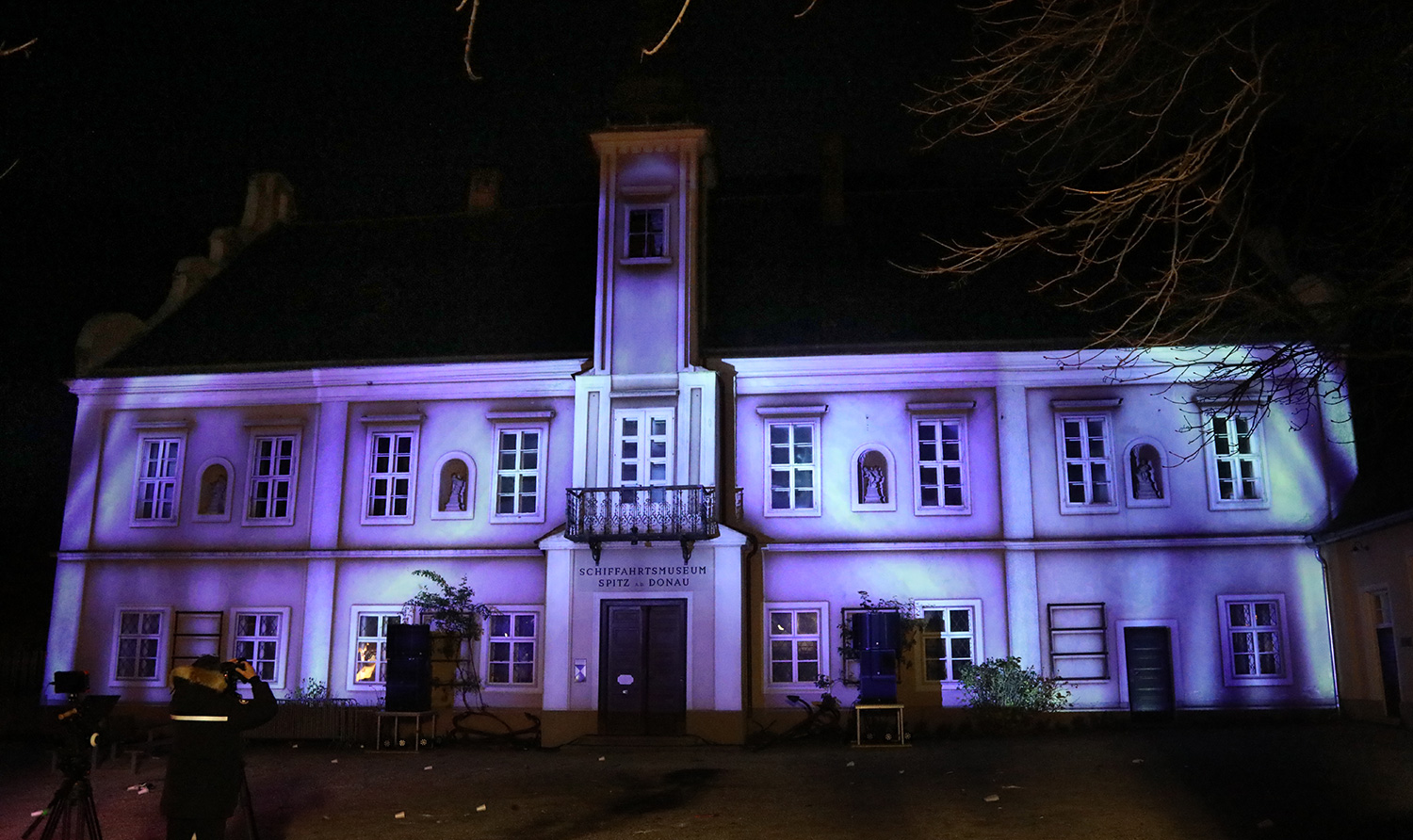 Farbige Architekturkonturen als Mapping auf das Rathaus – Wachauer Advent, Videomapping in Spitz, Wachau, Österreich