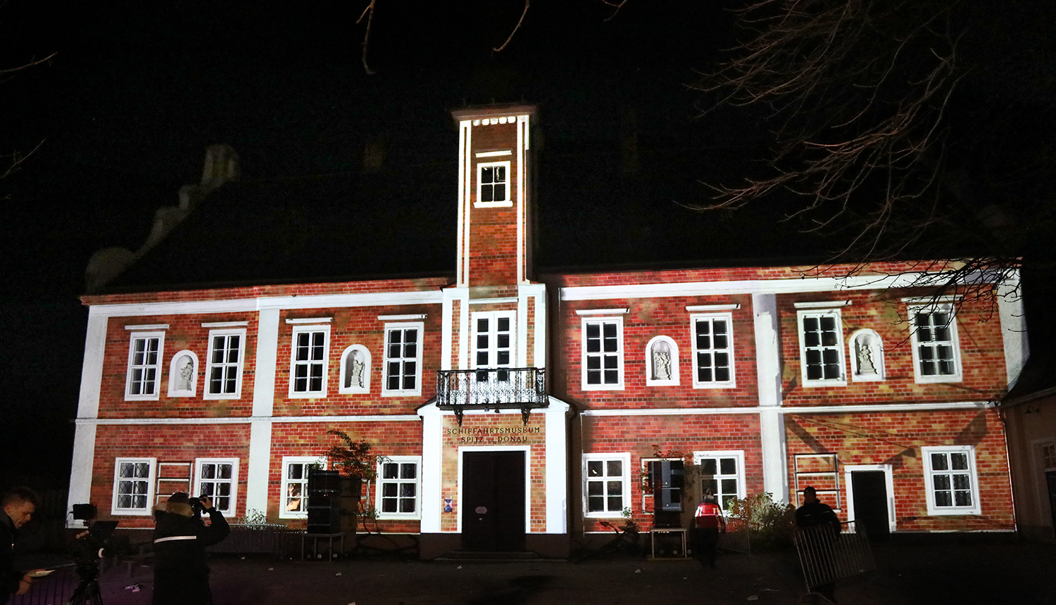 Farbige Architekturkonturen als Mapping auf das Rathaus – Wachauer Advent, Videomapping in Spitz, Wachau, Österreich