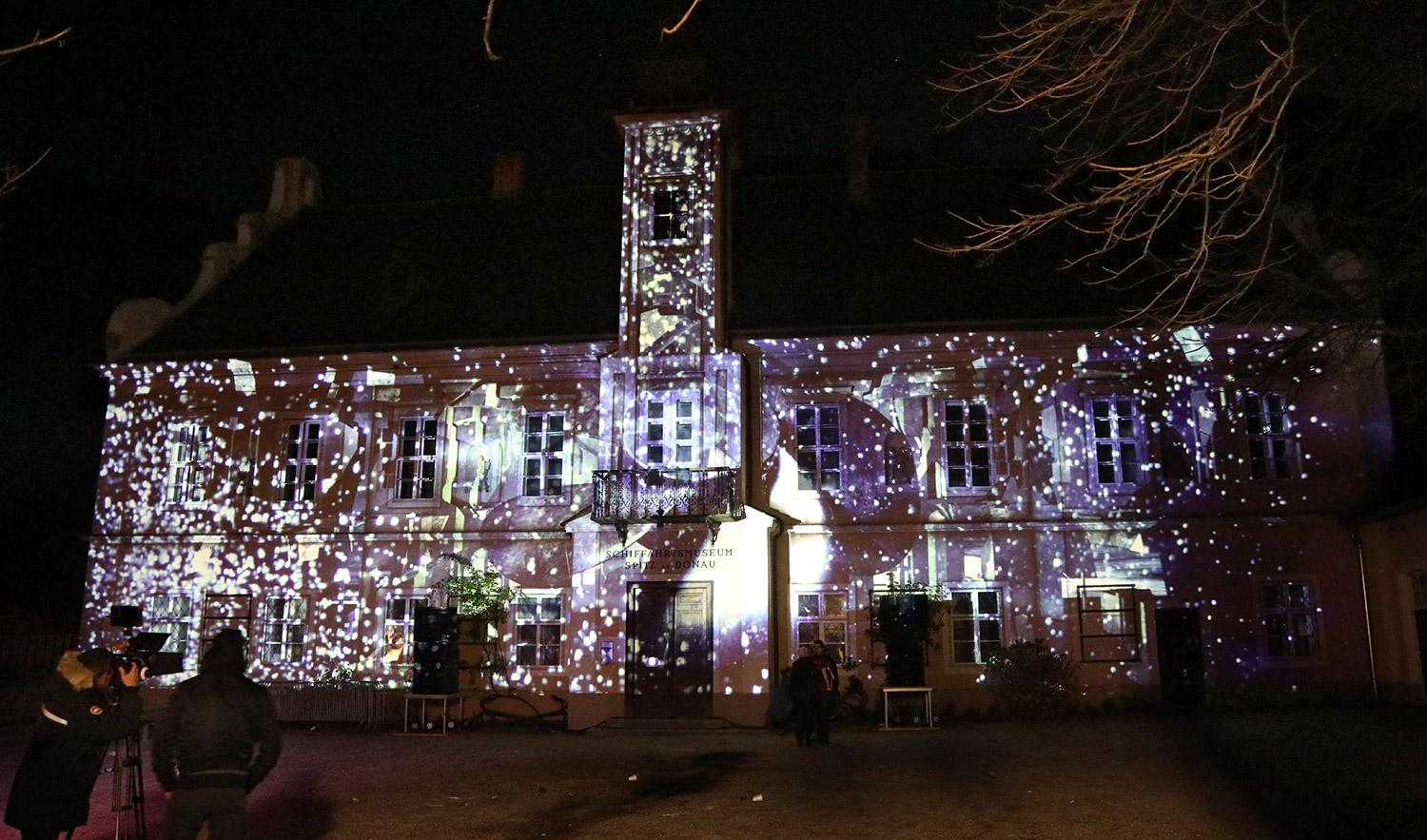 Funkelnde Punktmotive als Videoprojektion auf das Rathaus – Wachauer Advent, Videomapping in Spitz, Wachau, Österreich