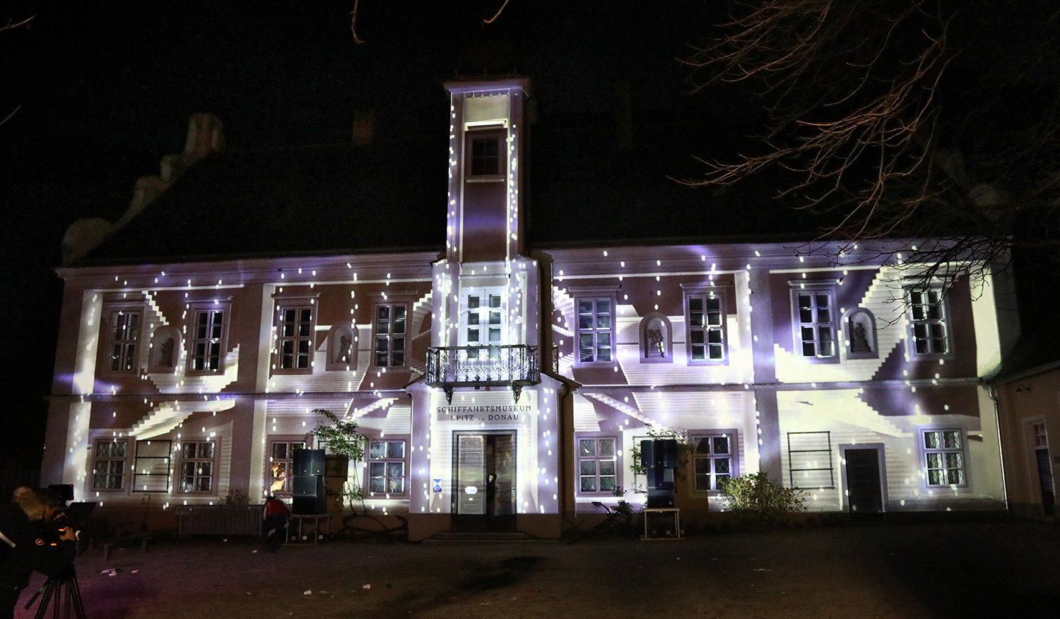 Funkelnde Punktmotive als Videoprojektion auf das Rathaus – Wachauer Advent, Videomapping in Spitz, Wachau, Österreich