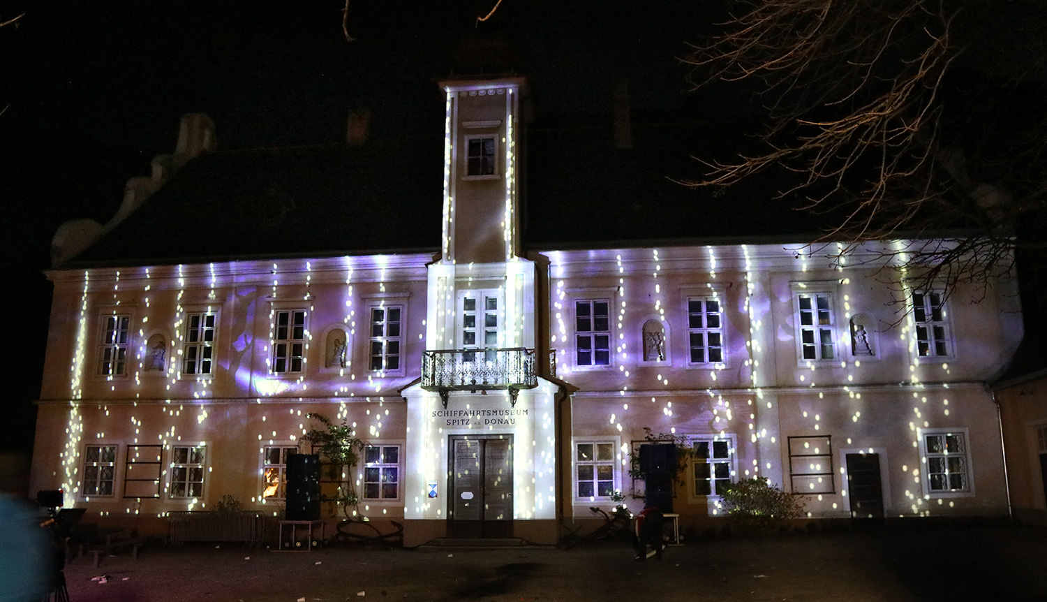 Funkelnde Punktmotive als Videoprojektion auf das Rathaus – Wachauer Advent, Videomapping in Spitz, Wachau, Österreich