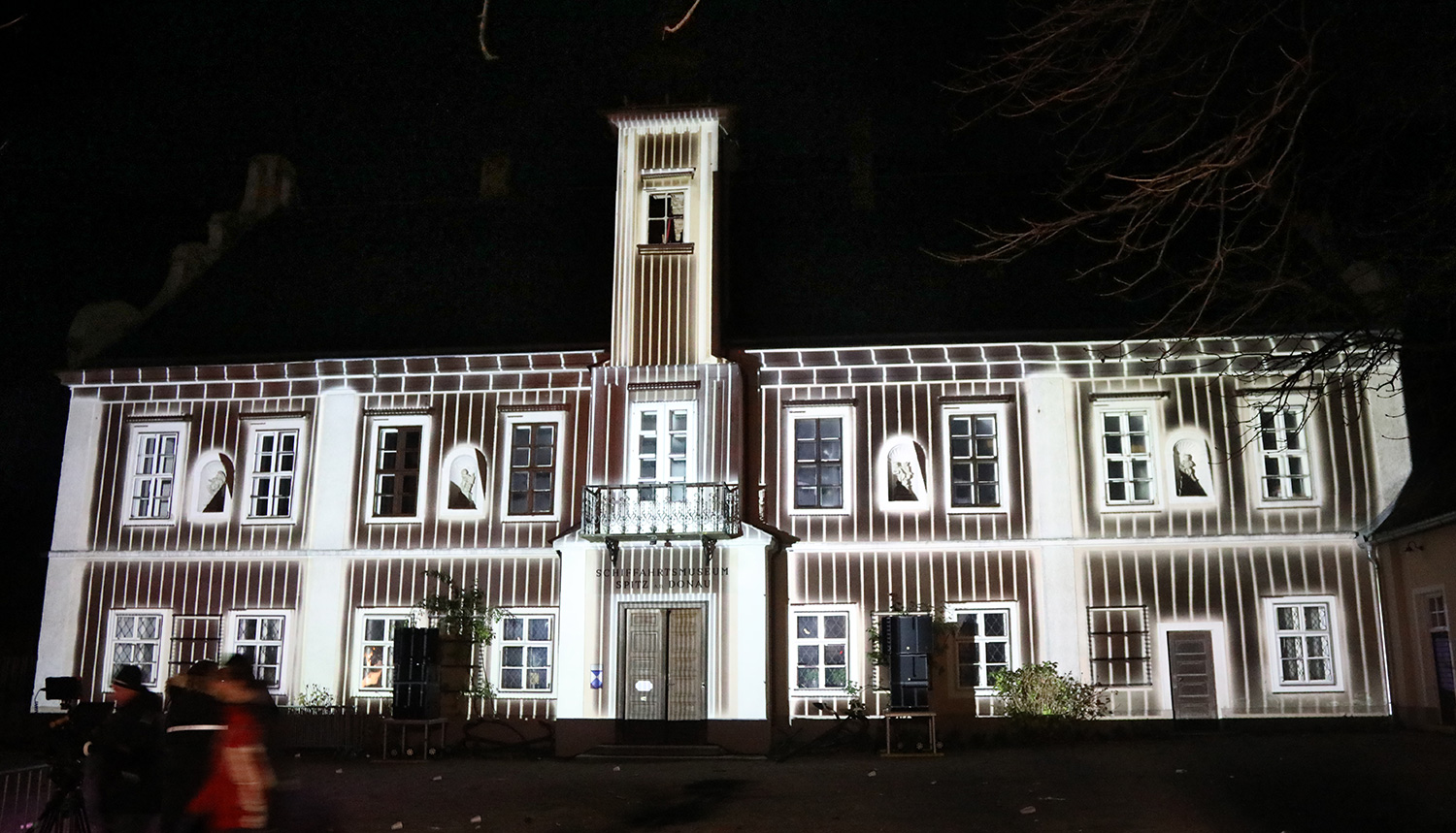 Schwarz-weißes Architekturmapping auf die Rathausfassade – Wachauer Advent, Videomapping in Spitz, Wachau, Österreich