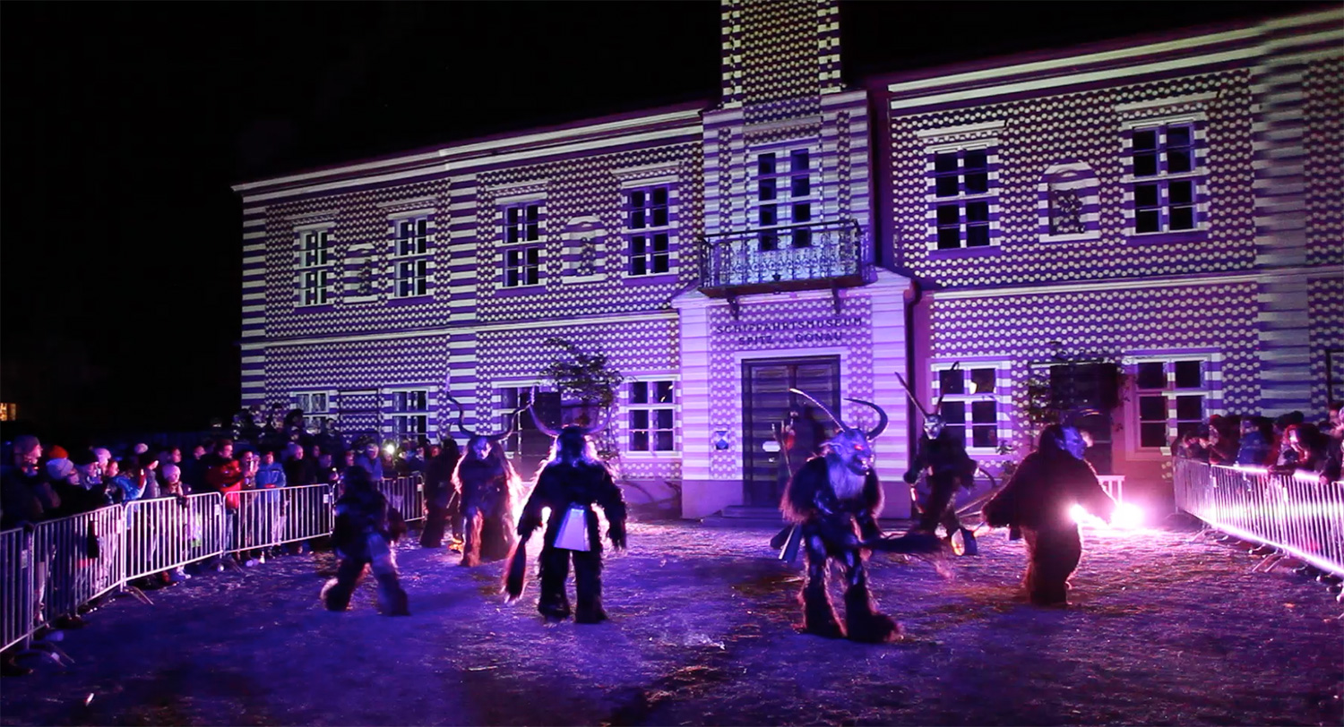 Weiße und farbige Linien als Videomapping auf das Rathaus – Wachauer Advent, Videomapping in Spitz, Wachau, Österreich