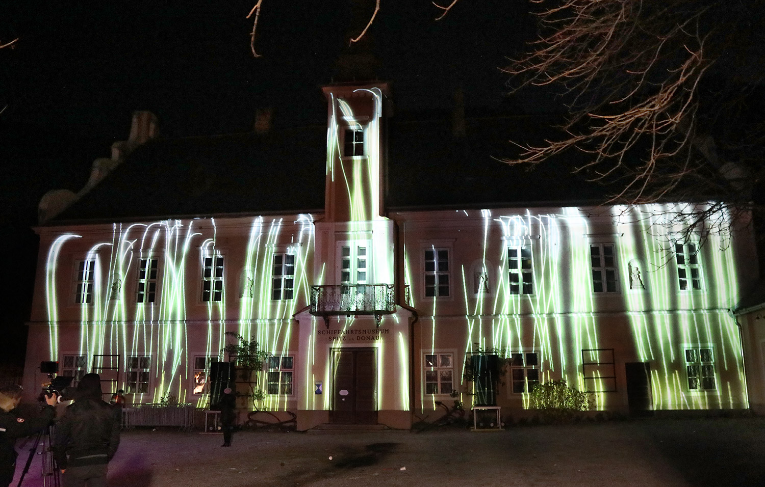 Weiße und farbige Linien als Videomapping auf das Rathaus – Wachauer Advent, Videomapping in Spitz, Wachau, Österreich
