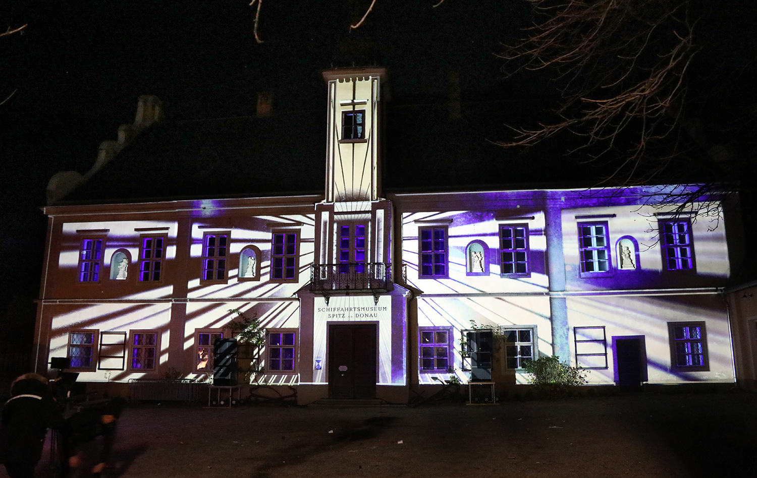 Weiße und farbige Linien als Videomapping auf das Rathaus – Wachauer Advent, Videomapping in Spitz, Wachau, Österreich