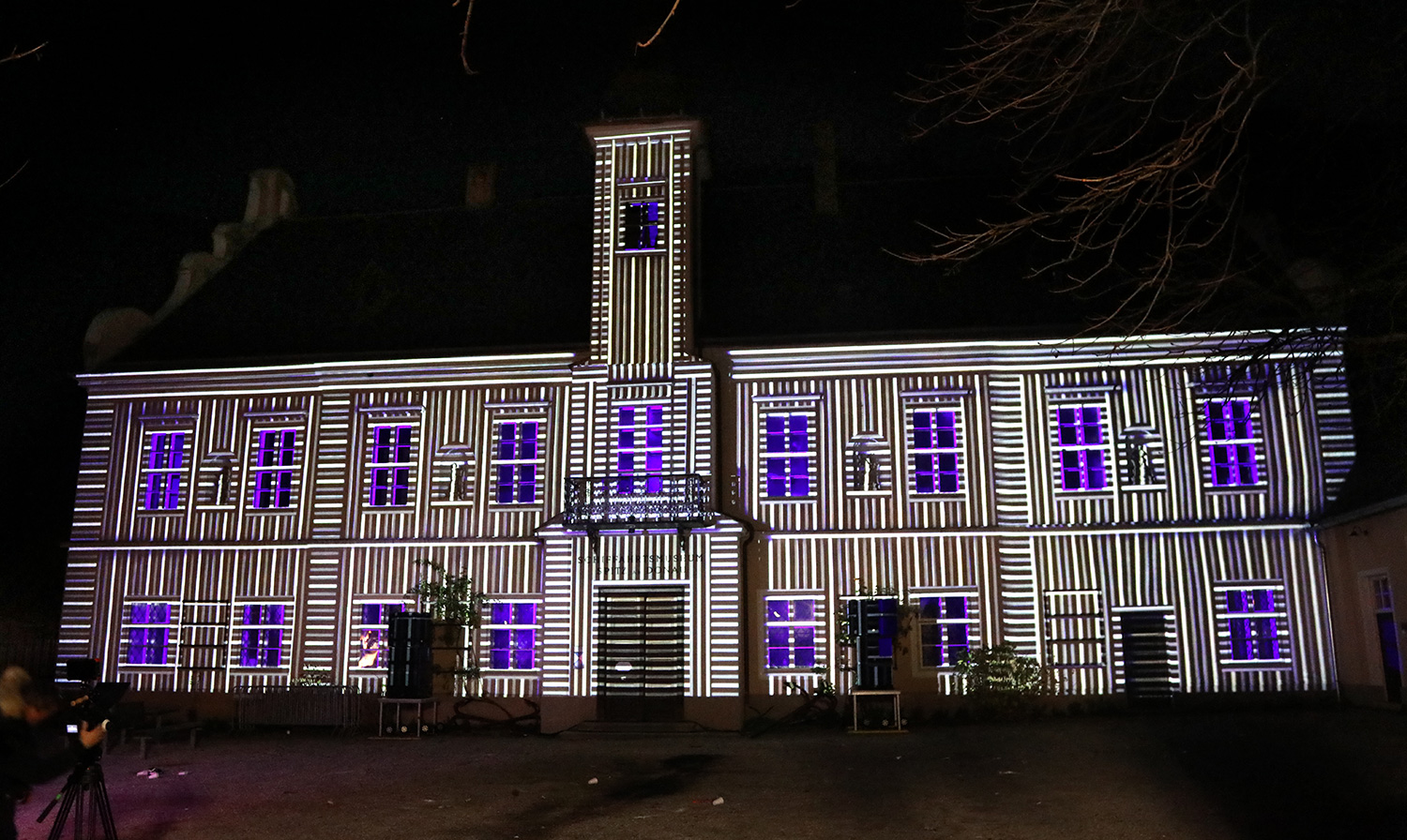 Weiße und farbige Linien als Videomapping auf das Rathaus – Wachauer Advent, Videomapping in Spitz, Wachau, Österreich