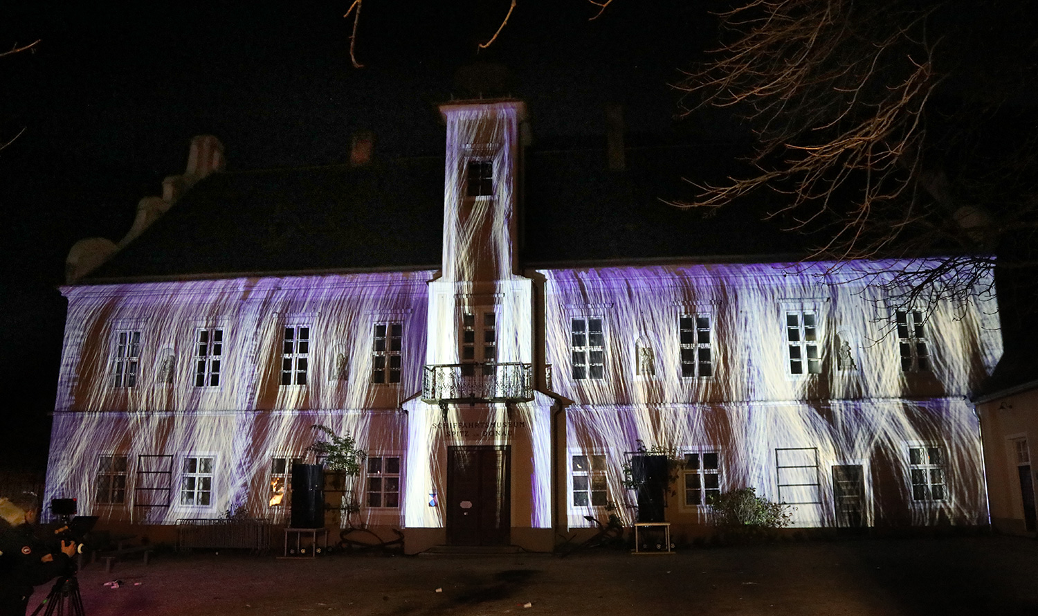 Weiße und farbige Linien als Videomapping auf das Rathaus – Wachauer Advent, Videomapping in Spitz, Wachau, Österreich