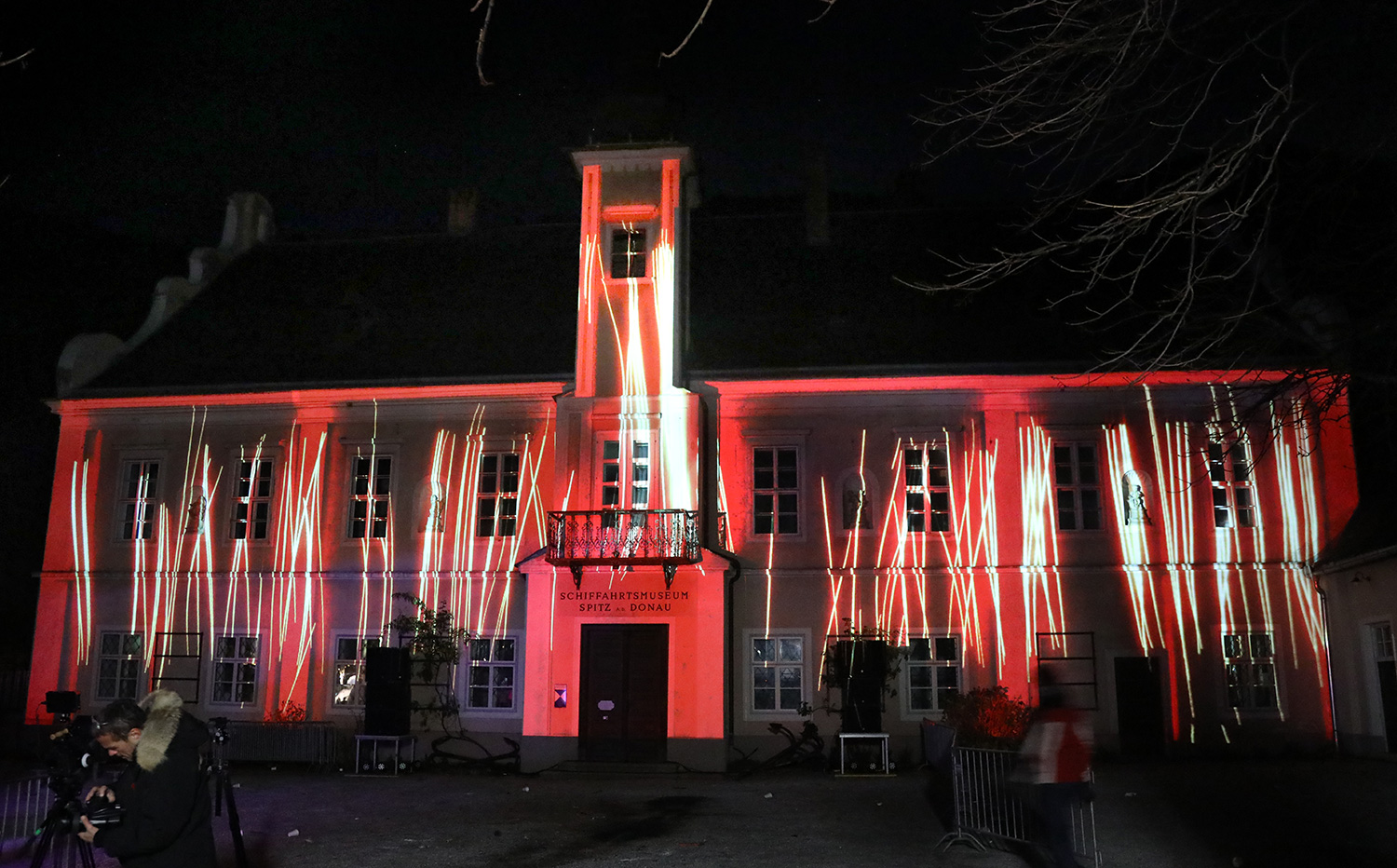 Weiße und farbige Linien als Videomapping auf das Rathaus – Wachauer Advent, Videomapping in Spitz, Wachau, Österreich