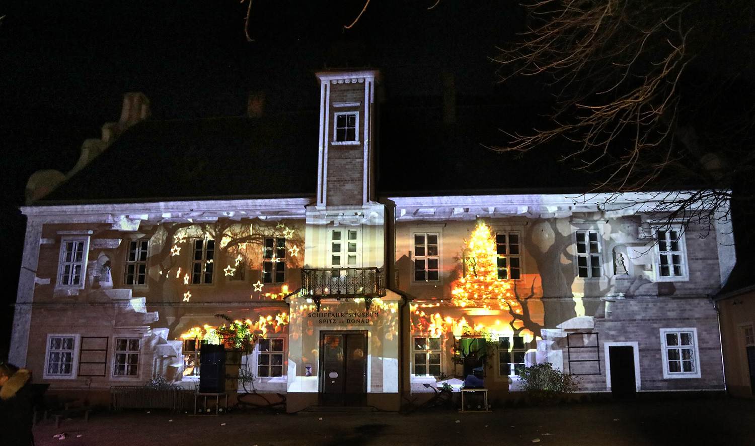 Winterliche Bildmotive als Projektion auf die Rathausfassade – Wachauer Advent, Videomapping in Spitz, Wachau, Österreich