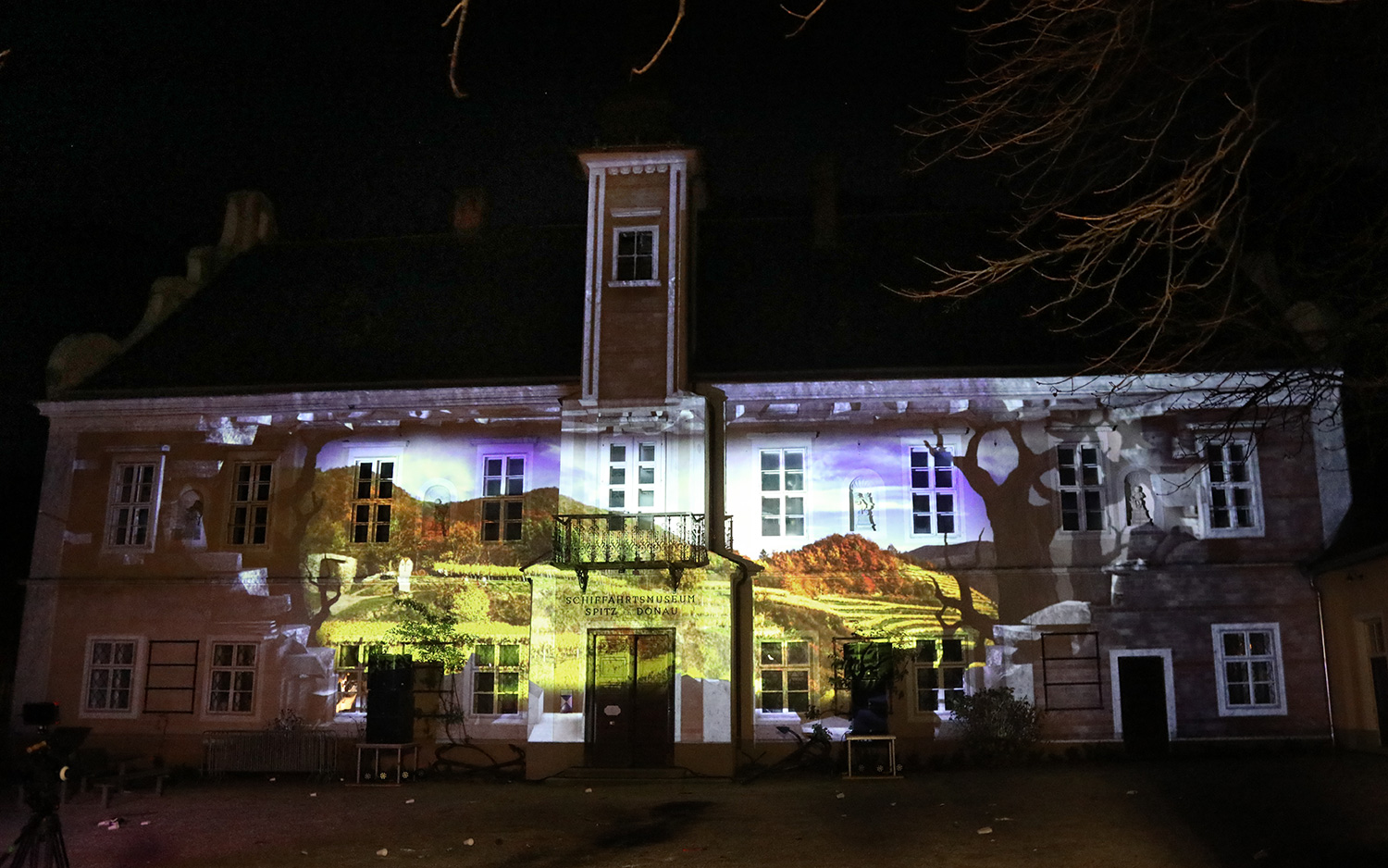 Winterliche Bildmotive als Projektion auf die Rathausfassade – Wachauer Advent, Videomapping in Spitz, Wachau, Österreich