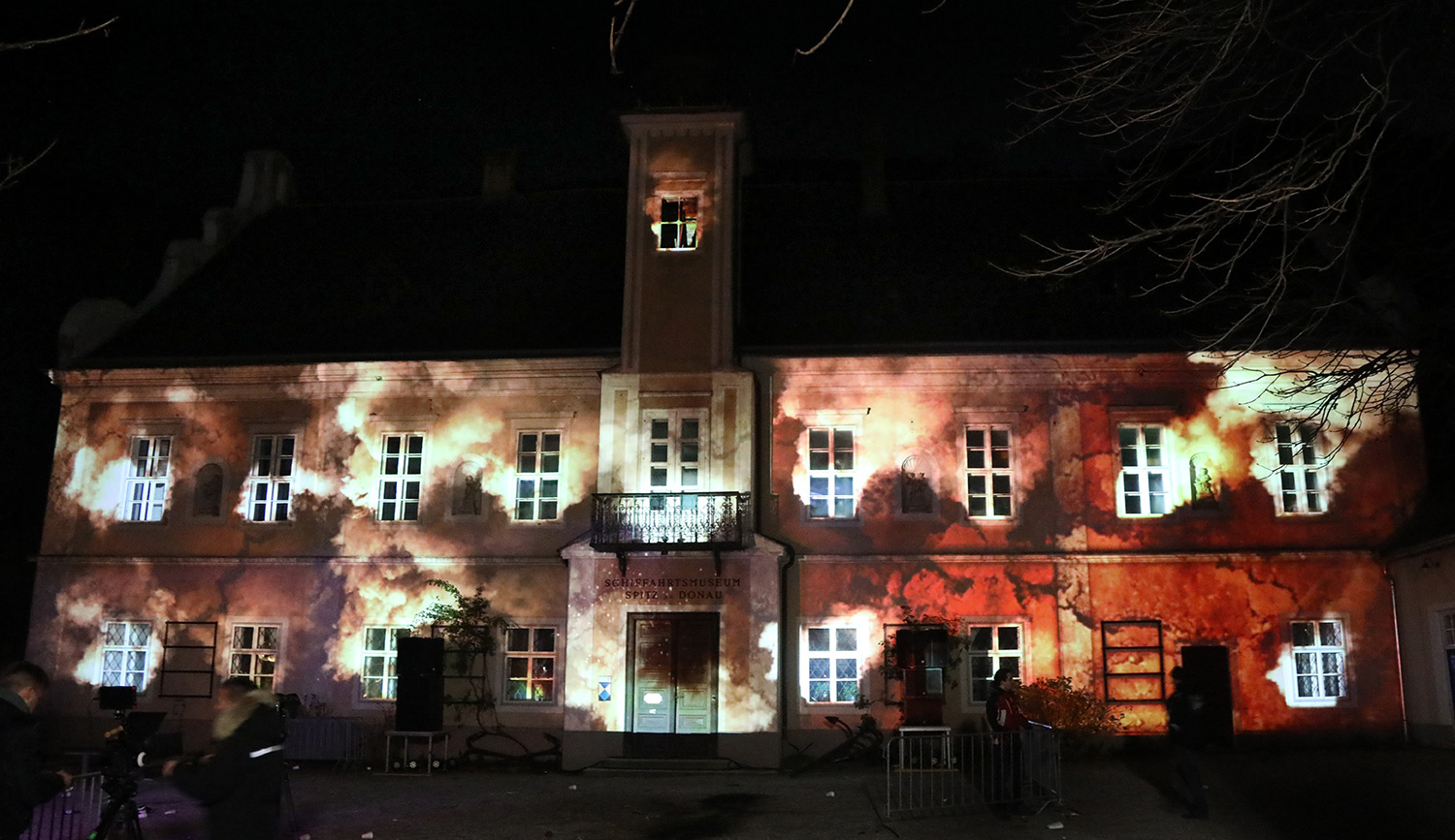 Winterliche Bildmotive als Projektion auf die Rathausfassade – Wachauer Advent, Videomapping in Spitz, Wachau, Österreich