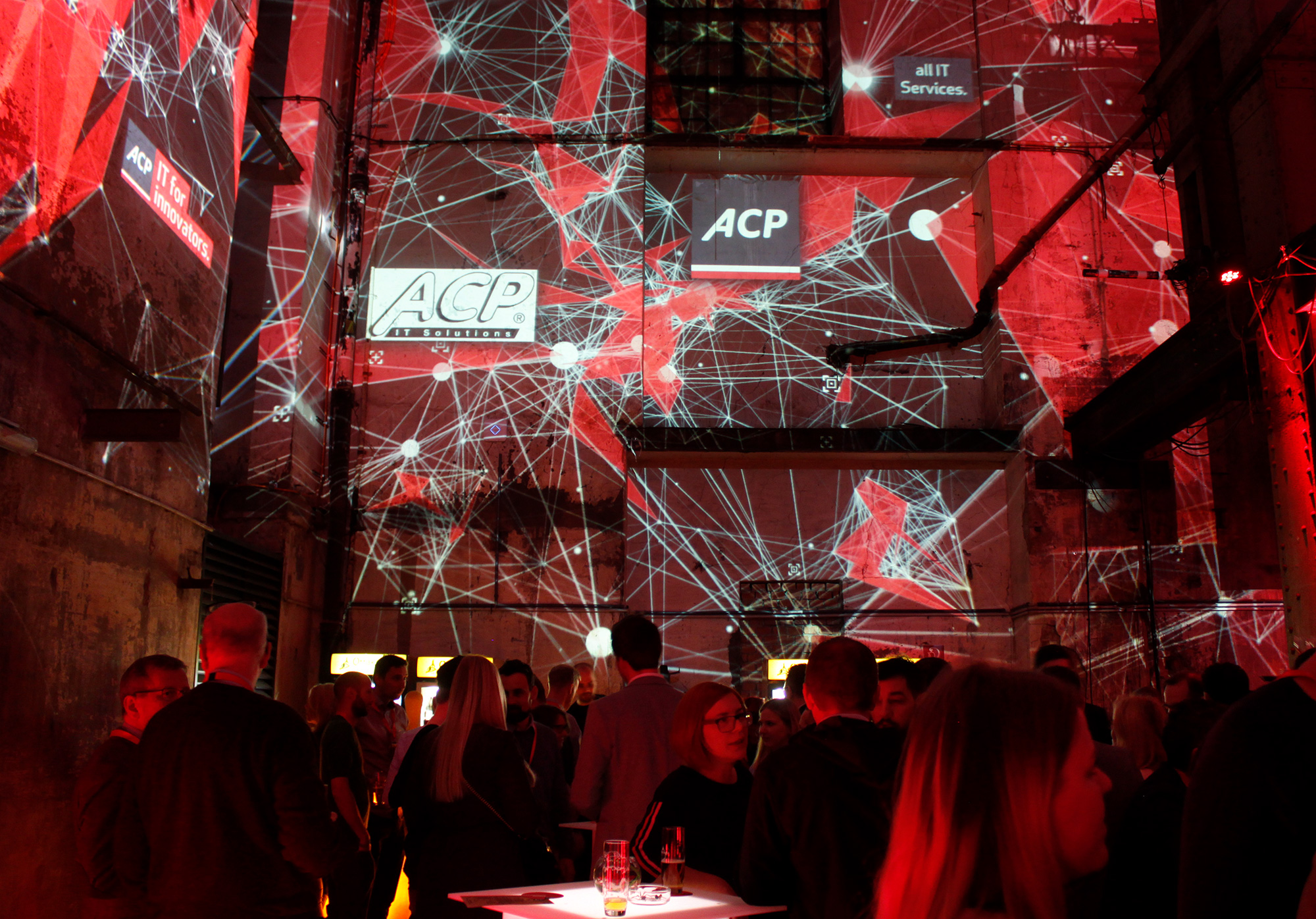 Gäste vor roten Netzwerk- und Logo-Projektionen – ACP, Ottakringer Brauerei, Wien, Österreich