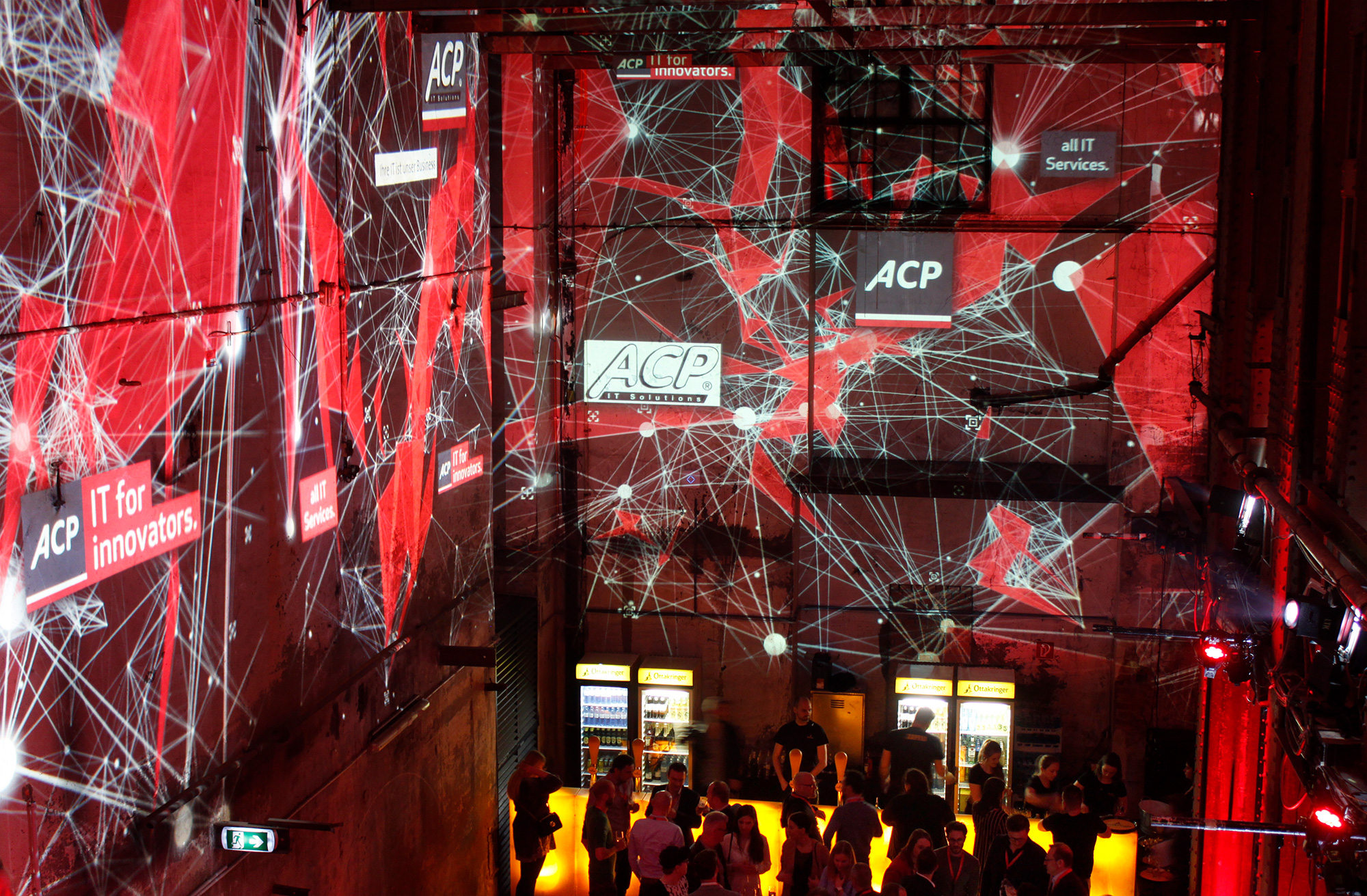 Rote Raumprojektionen mit weißen Netzwerklinien – ACP, Ottakringer Brauerei, Wien, Österreich