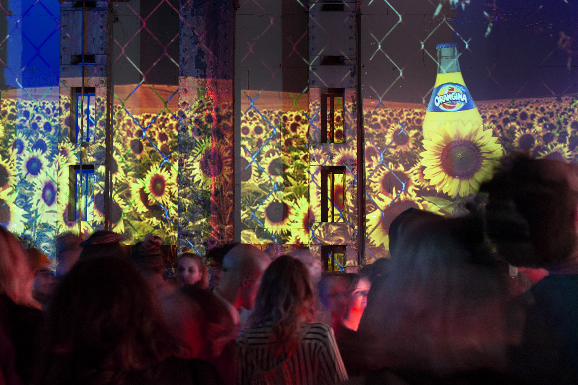 Sonnenblumen und Markenmotive als Hallenprojektion – SCARY FEST, Ottakringer Brauerei, Wien, Österreich