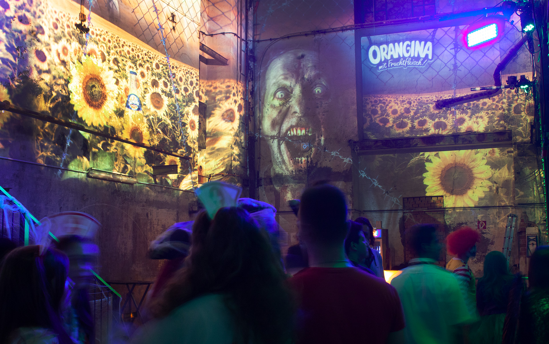 Sonnenblumen und Markenmotive als Hallenprojektion – SCARY FEST, Ottakringer Brauerei, Wien, Österreich