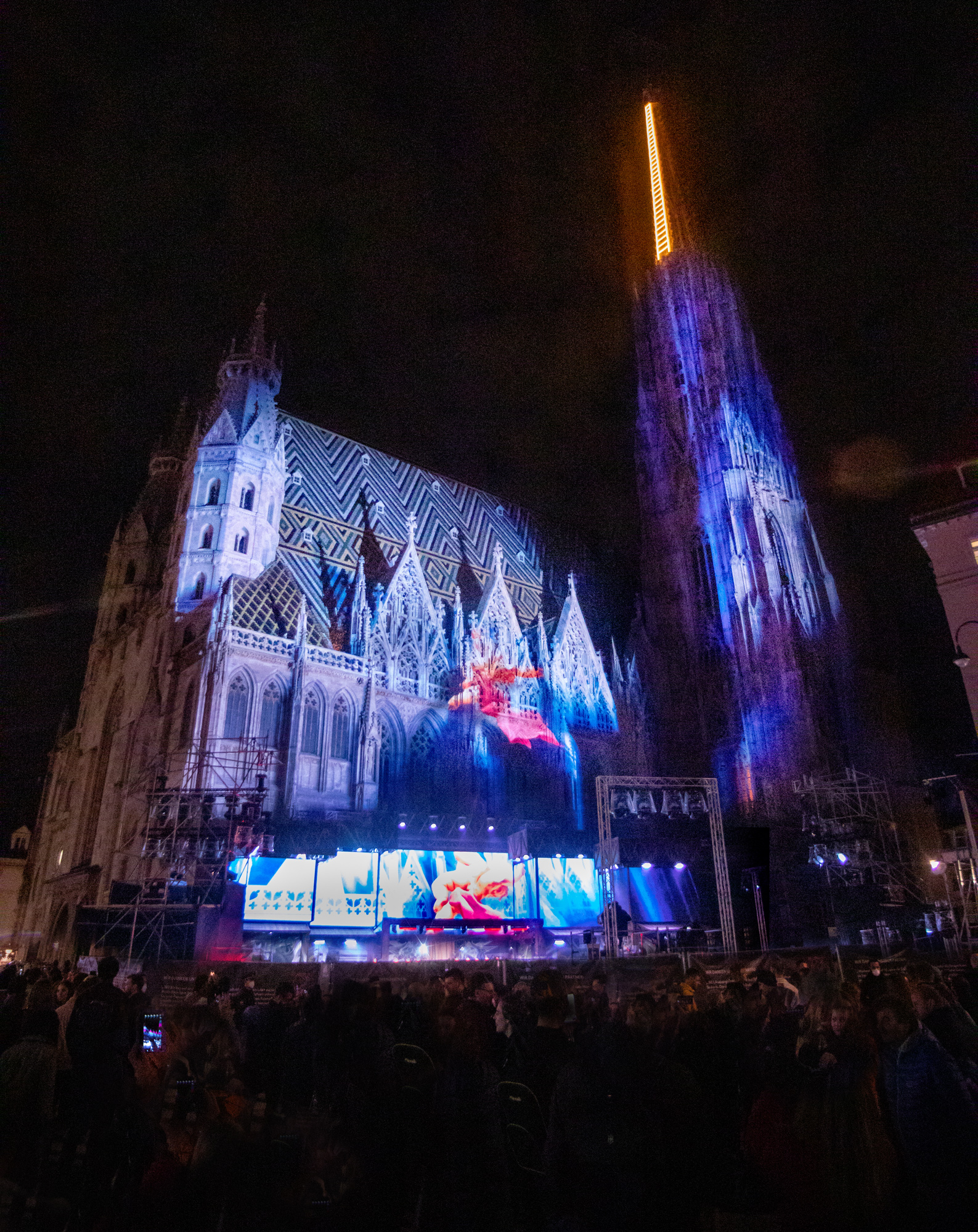 Bunte Großbildprojektion auf Domfassade und Kuppel – AUSTRIA FOR LIFE, Stephansdom, Wien, Österreich