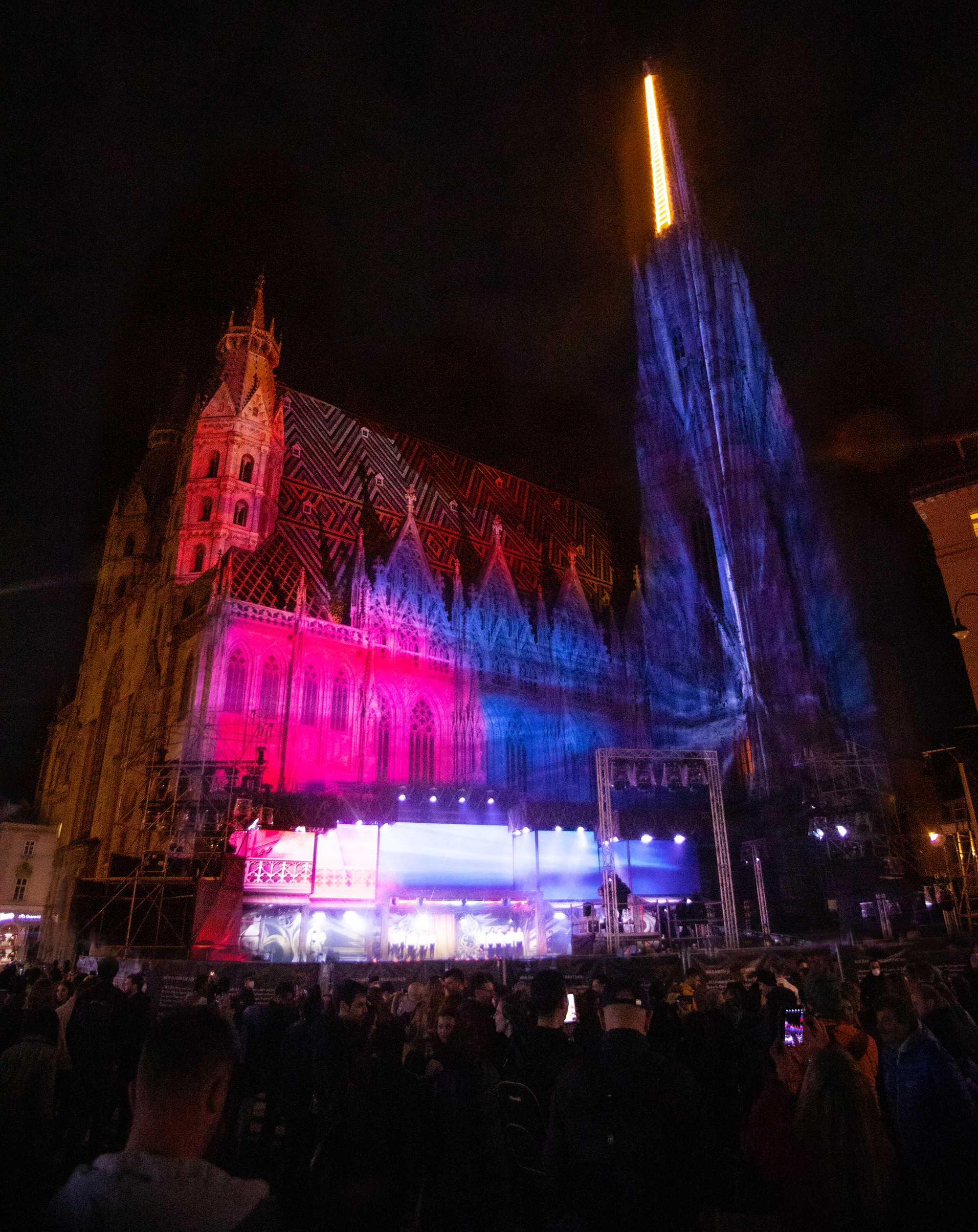 Rote und blaue Fassadenvisuals über der Konzertbühne – AUSTRIA FOR LIFE, Stephansdom, Wien, Österreich