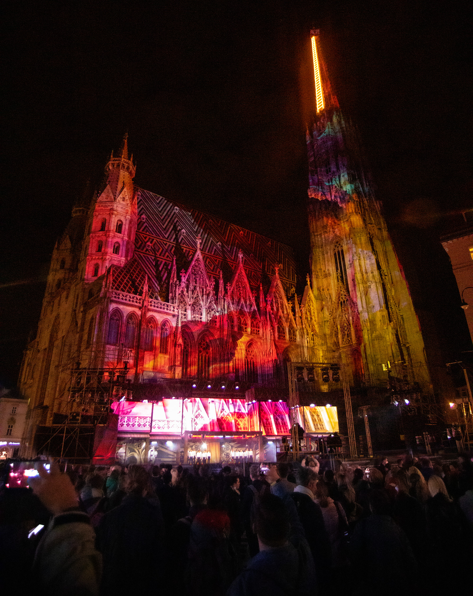 Rote und blaue Fassadenvisuals über der Konzertbühne – AUSTRIA FOR LIFE, Stephansdom, Wien, Österreich