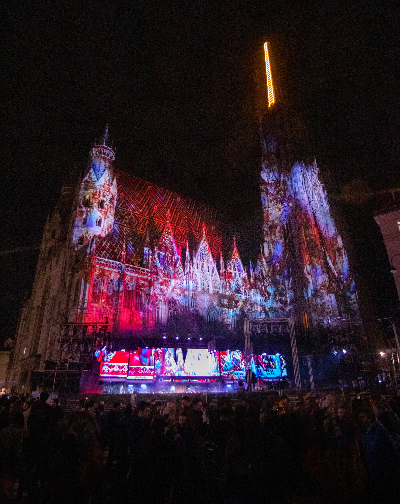 Rote und blaue Fassadenvisuals über der Konzertbühne – AUSTRIA FOR LIFE, Stephansdom, Wien, Österreich