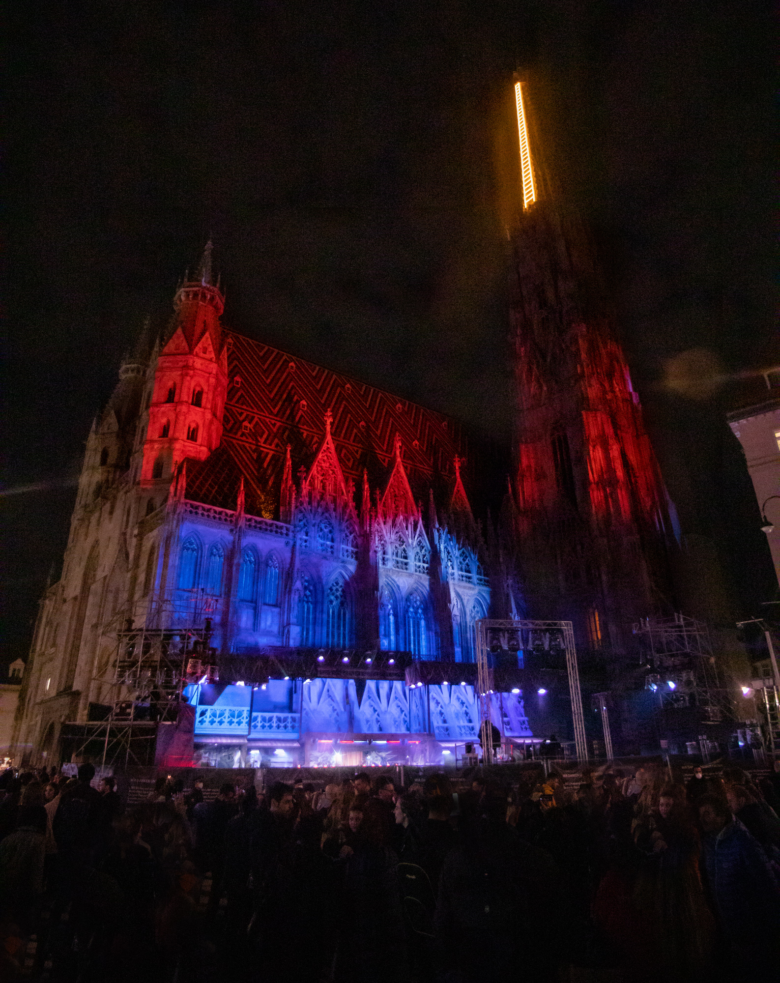 Rote und blaue Fassadenvisuals über der Konzertbühne – AUSTRIA FOR LIFE, Stephansdom, Wien, Österreich